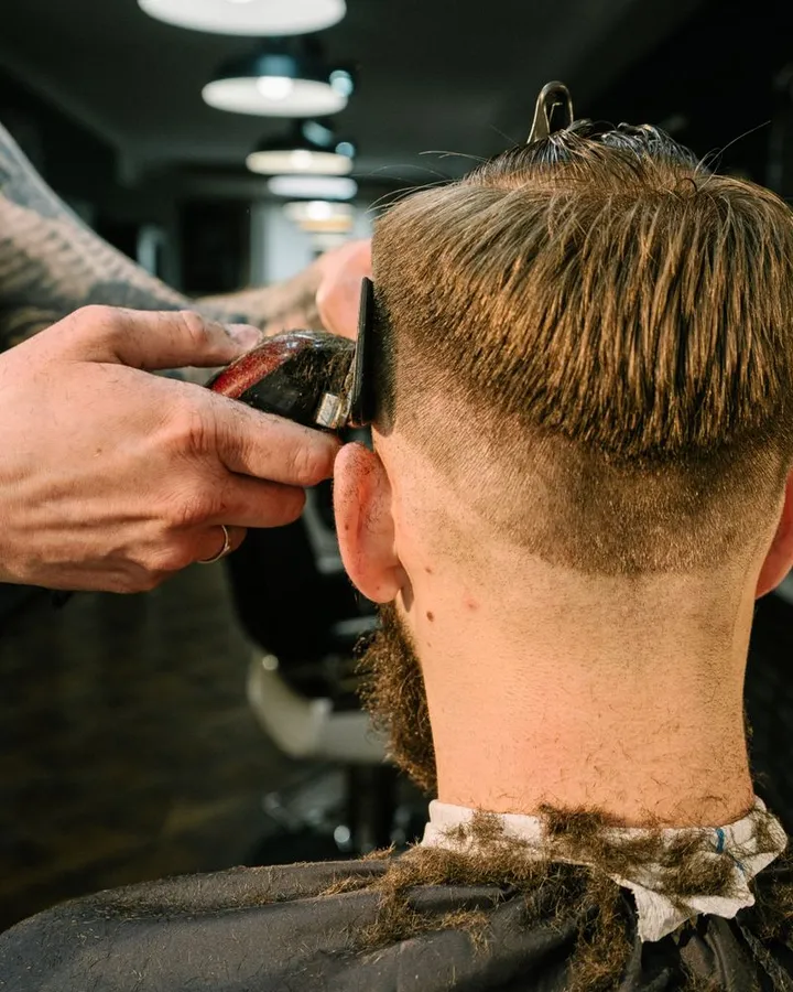 Barbeiro cortando cabelo