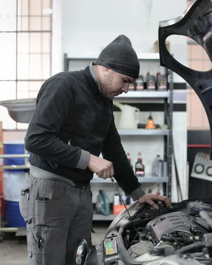 Mecânico verificando o motor de um carro