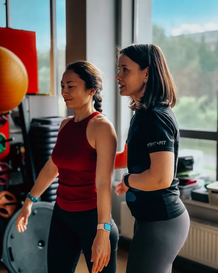 Personal trainer orientando uma aluna